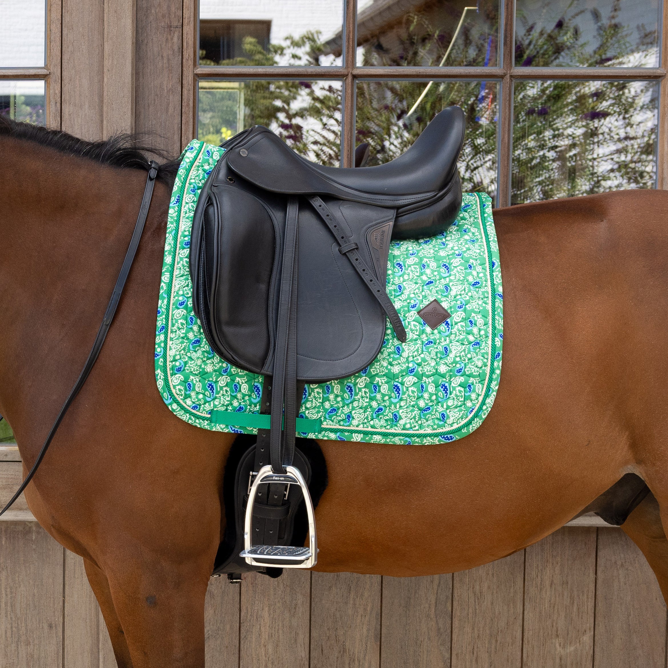 Schabracke Samt Paisley Garden Druck Springen